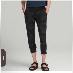 Lululemon Ready to Rulu Jogger Crop Pants Women's 4  Camo